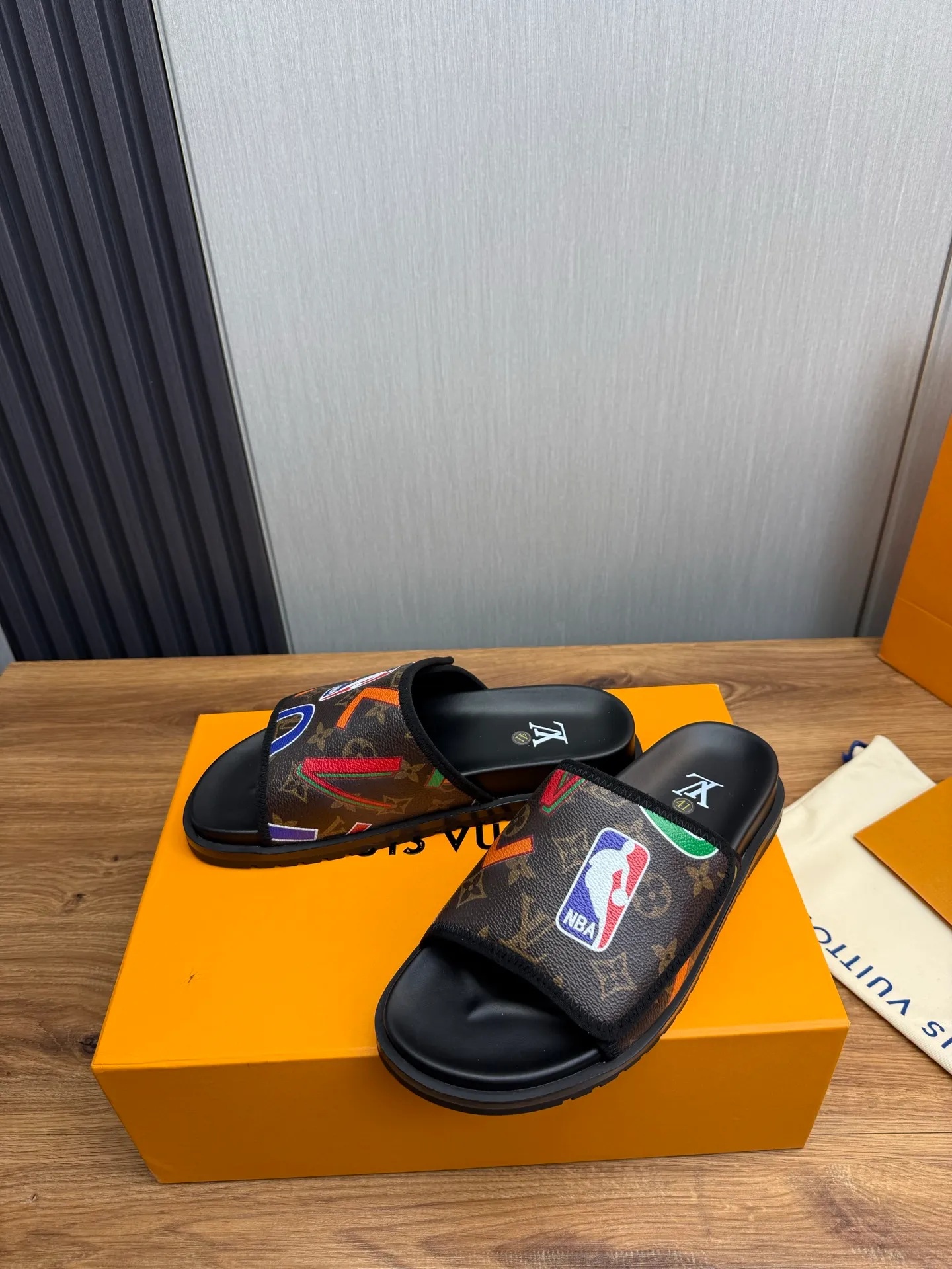 Men's shoes 💰320💰 Lv. hot selling men's slippers 🔥 🩴Official website one to one production 38-45 sizes 45 46 🉑️Customized!
